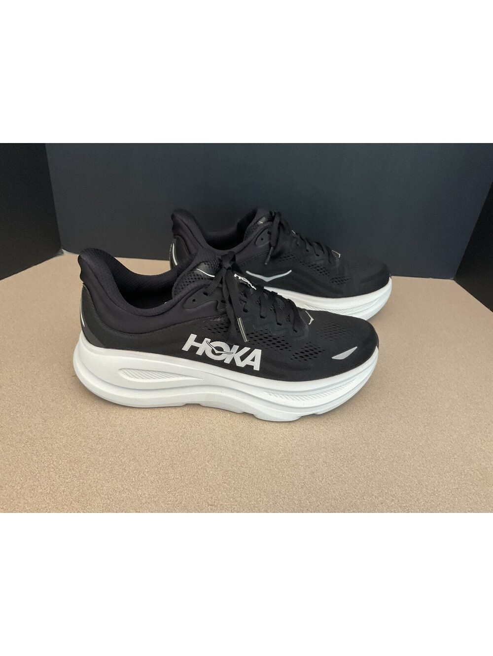 New! Store Display! Womens Hoka Bondi 9 Athletic Shoes. Size 9.5D Wide. Awesome!